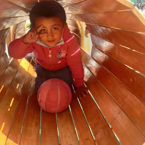 第四幼儿园小班宝宝们开心的结束了一周的幼儿园活动