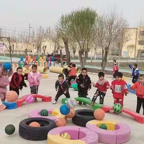 克孜勒阿瓦提乡塔勒克村幼儿园小班幼儿在园内度过了快乐的一周