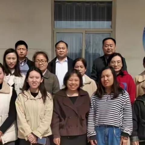 柔肩担重任，巾帼绽芳华——万堤镇前屯小学召开迎“三八”助力提升教育教学质量座谈会