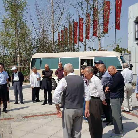 9月11日市政府办公室利用老干部活动日时间，组织单位离退休老干部参观我市城市建设新变化!