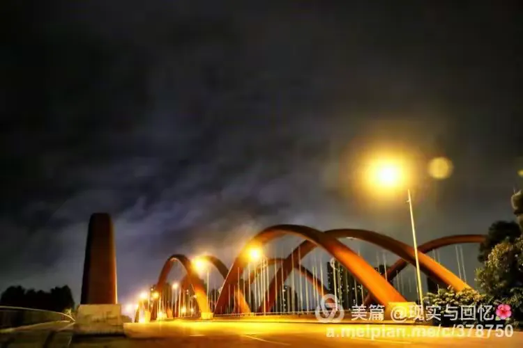 夜色秦淮河上的江宁彩虹桥