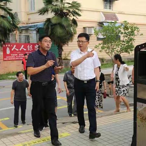 区领导开学第一天视察潜山路学校