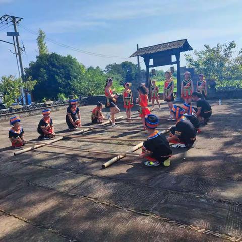 雷兰民族小学特色活动--竹竿舞