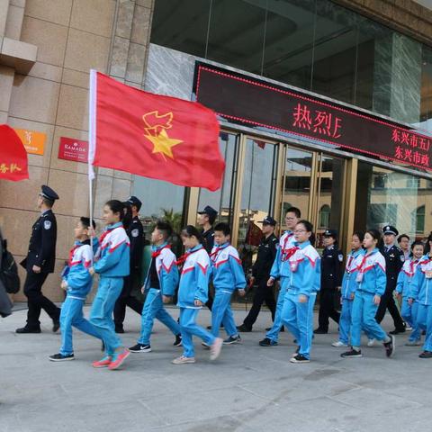 弘扬雷锋精神    共建文明城市