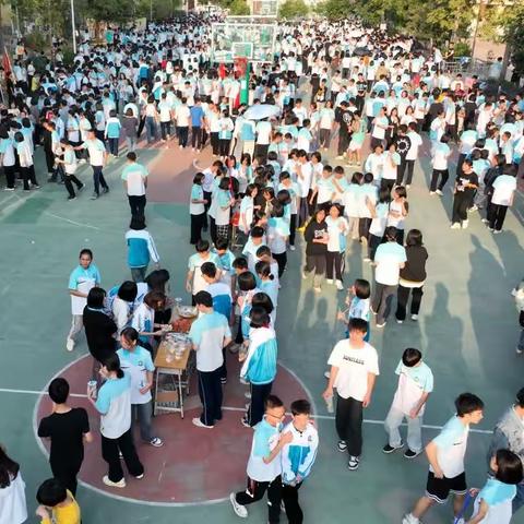 爱心传递 真情永驻——藤县第三中学举办第六届“青暖西江 圆梦有我”校园义卖暨希望工程圆梦活动