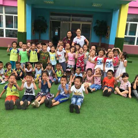 2018年大拇指幼儿园小三班毕业留念！