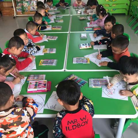 小一班宝贝们的美术课堂