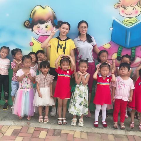 大拇指幼儿园2019小一班师生留念