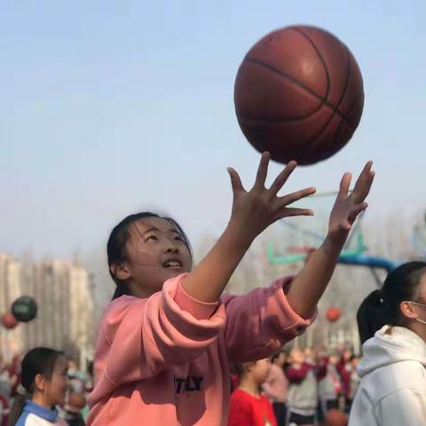 实验学校学生每天1节体育课，每天运动1小时