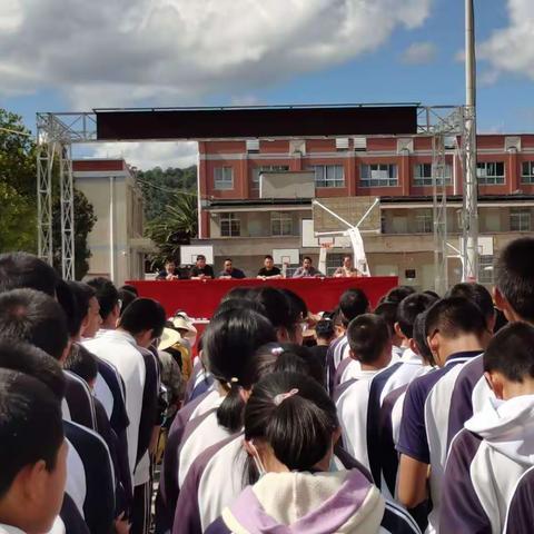 家校携手，托起明天的太阳——土官中学召开家长会