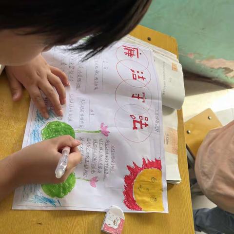 张弓寨中心小学“小手拉大手，廉洁倡家风”