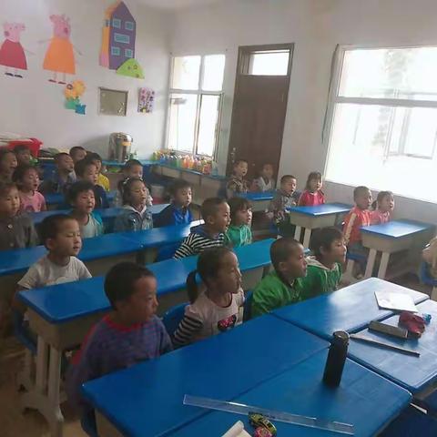 我们大（一)班的小朋友简直太棒了，户外活动，吃饭，上课都非常的棒，我们是大一班的孩子了，大一班的宝宝们加油。