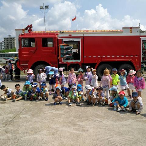 海娃幼儿园消防演习现场观摩活动