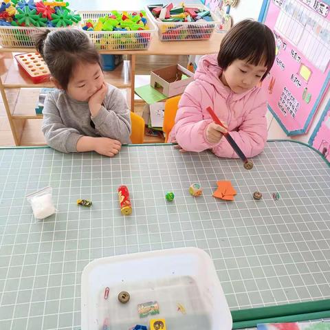 高唐第一实验幼儿园中二班科学区————磁铁本领大