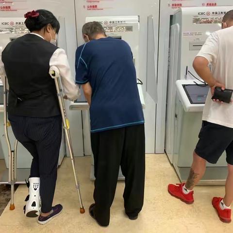 带伤坚持工作，恪尽职守显担当