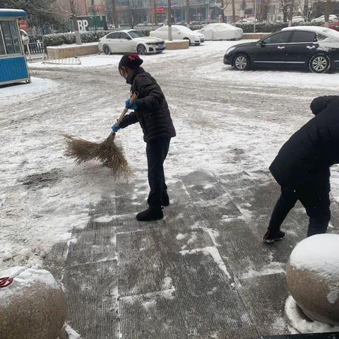 望京支行营业室冬日扫雪暖人心