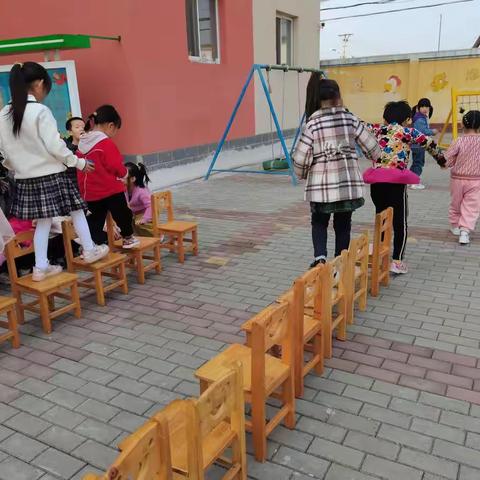 03郭家屯镇范定府幼儿园大班《小马运粮》活动