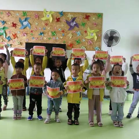 小天使幼儿园幼儿自理能力比赛《叠被子》