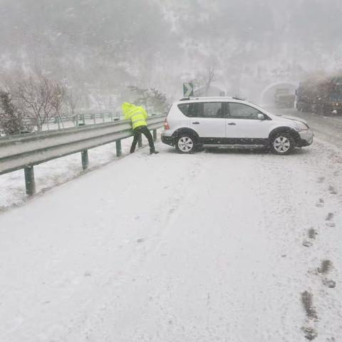 【西安交警高交大队】风雪突袭山区高速  快速响应力保平安