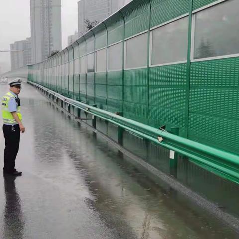 【西安公安交警高交大队】狂风暴雨亦无阻  全力排险保安全