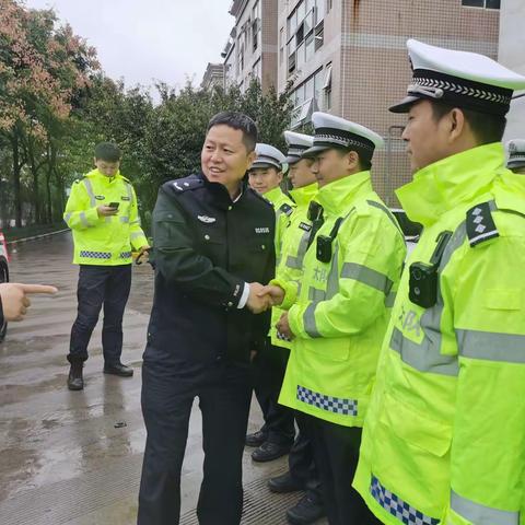 马步理同志亲切慰问高交大队一线执勤民辅警并督导检查驻外中队营房建设