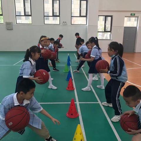 泰华实验小学周五篮球特长课