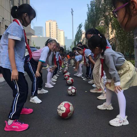 泰华实验小学三年级一、二班足球兴趣课