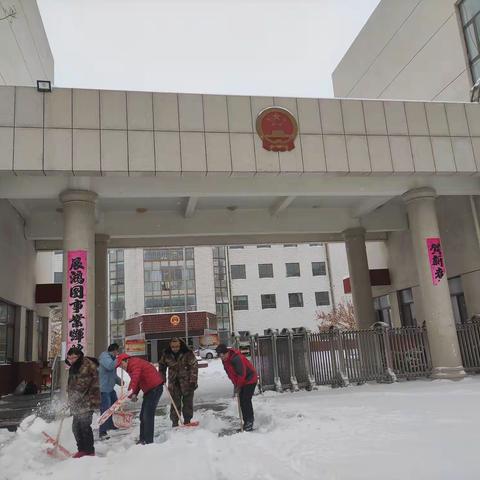 以雪为令，闻雪而动——庞家堡镇开展清扫积雪行动