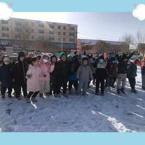 蒙古族幼儿园64.2班户外活动