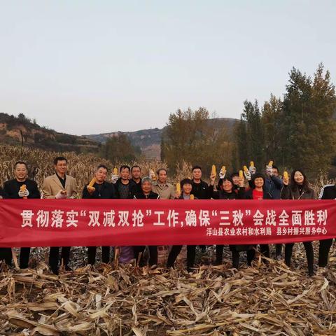 送技术帮抢收 做表率促“三秋”