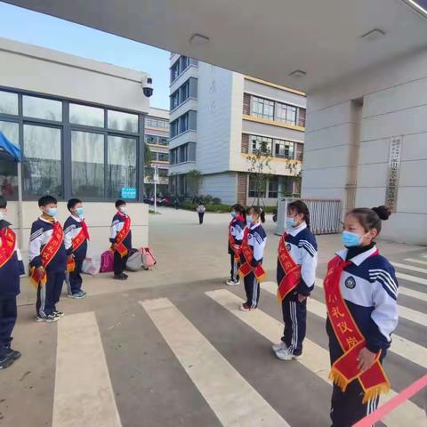 南阳市第六完全学校初级中学 四年级护学岗