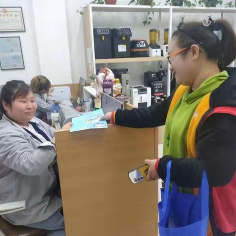 洪福社区走进商铺开展垃圾分类活动