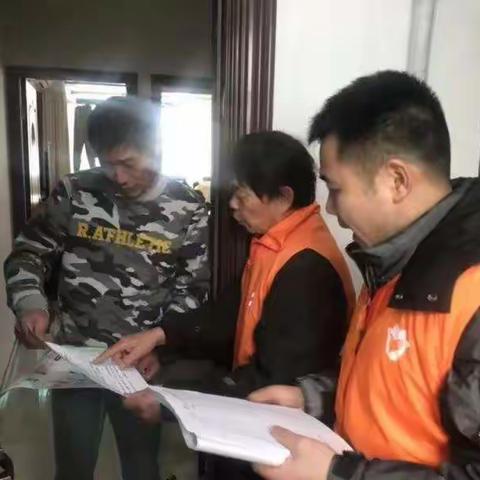 太原街街道中华社区开展志愿者入户宣传垃圾分类活动