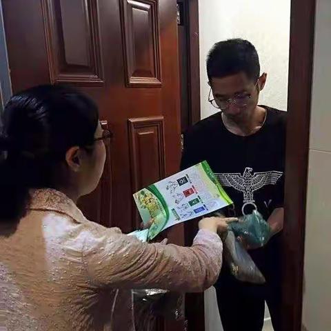 太原街街道中华社区开展垃圾分类入户宣传