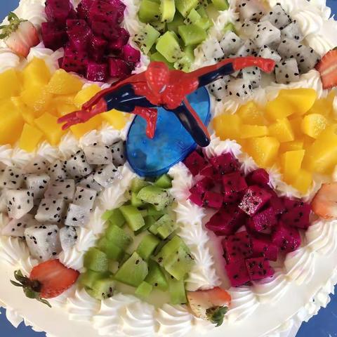 姚家蓓蕾幼儿园全体师生-祝草莓🍓班赵一龙小朋友生日快乐