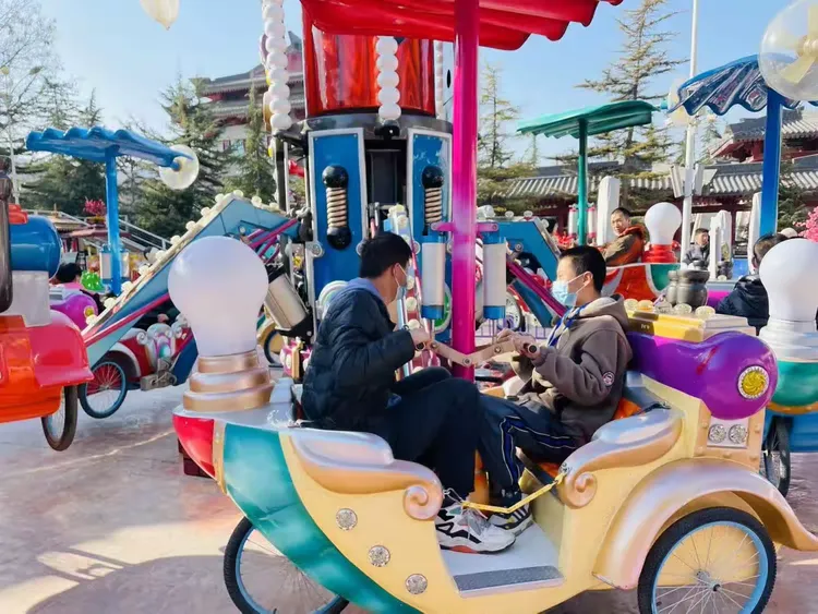 西固金城公园一领取游戏币,选择自己喜欢的娱乐设施:碰碰车,小跑车
