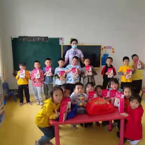 中国农业银行丹东鸭绿江支行走进金华优蓓幼儿园举办“小小银行家”活动