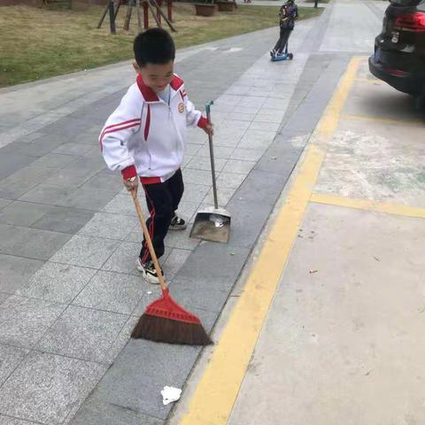 小小雷锋在身边     助人为乐好榜样