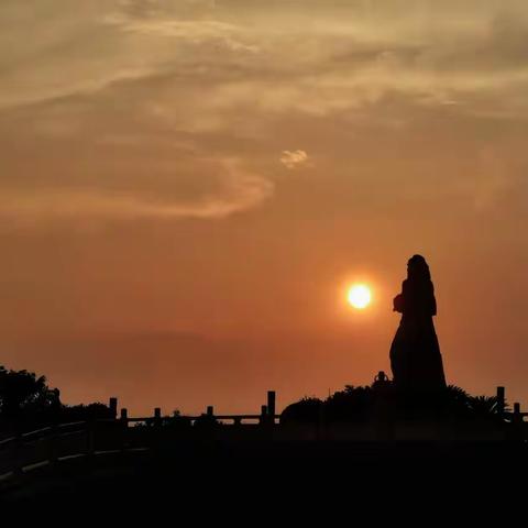 神农广场的夕阳与云