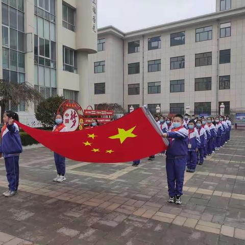 庆华小学“牵手陪伴，让爱传递”庆三·八主题升旗仪式