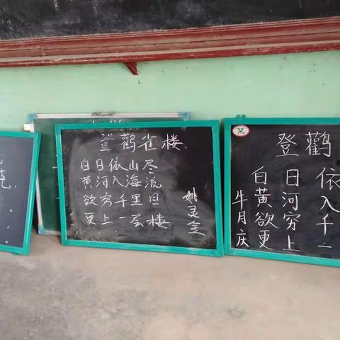 按照上级教育部门的要求，结合自己本校实际，何姚庄小学教师苦练“二字”基本功，不忘初心，争取做最好的自己。