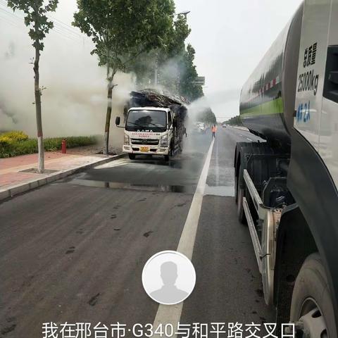 路遇货车着火 洒水车客串“消防车”