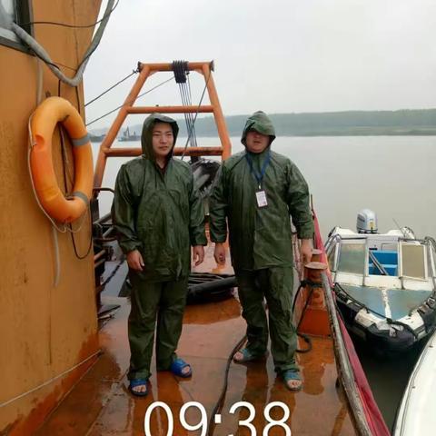 为全面落实全县禁采工作，黄砂管理站一线广大干部、职工节假日仍然坚守岗位，冒雨对河道进行巡查、监管。