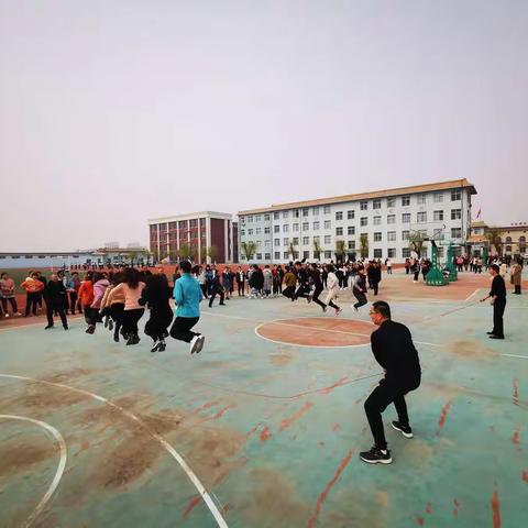 杨寨中心校举行“庆三八”趣味运动会