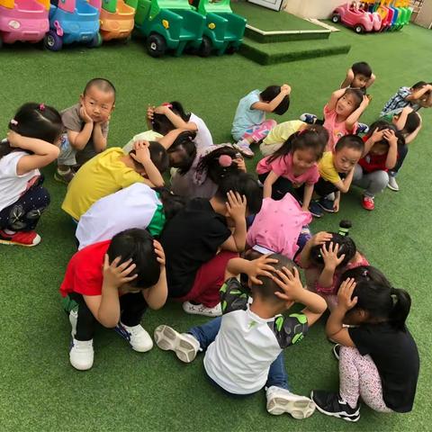 津南一幼柳林分园地震逃生演习活动