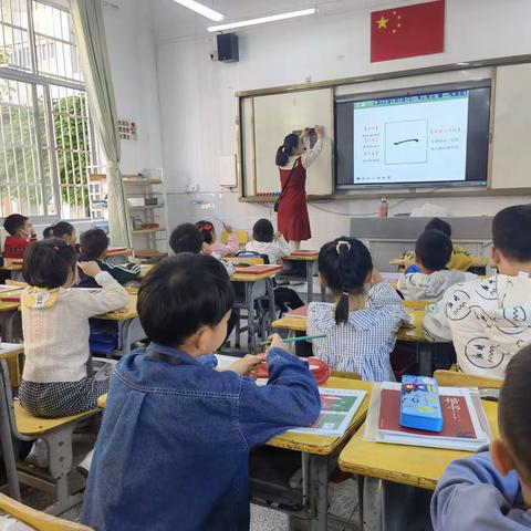 写好中国字    做好中国人——赣州市章江路小学西校区2022秋季周六兴趣大课堂之书法篇