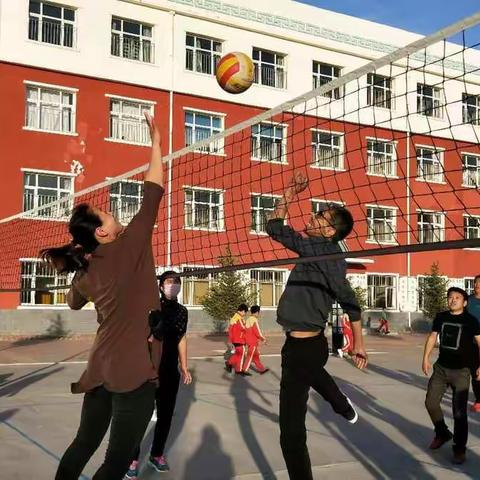 舍伯吐镇第二小学举行庆祝“五.一”国际劳动节排球赛