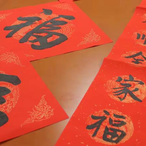 【年味】手写春联送福运，翰墨飘香迎新春