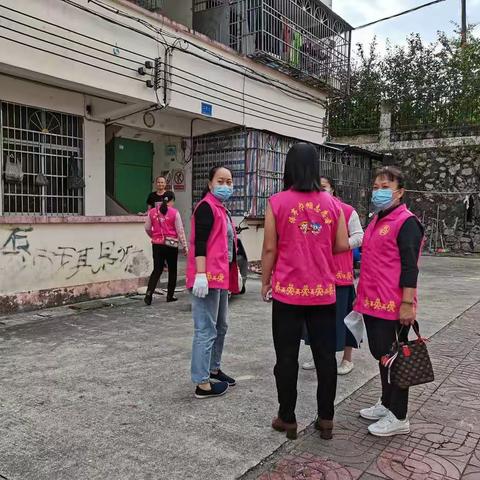 帮助困难姐弟，社区志愿在行动——保城镇城南社区妇联巾帼志愿者帮助贫困家庭打扫卫生