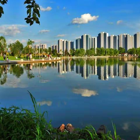 莲花湖畔，富力家园。